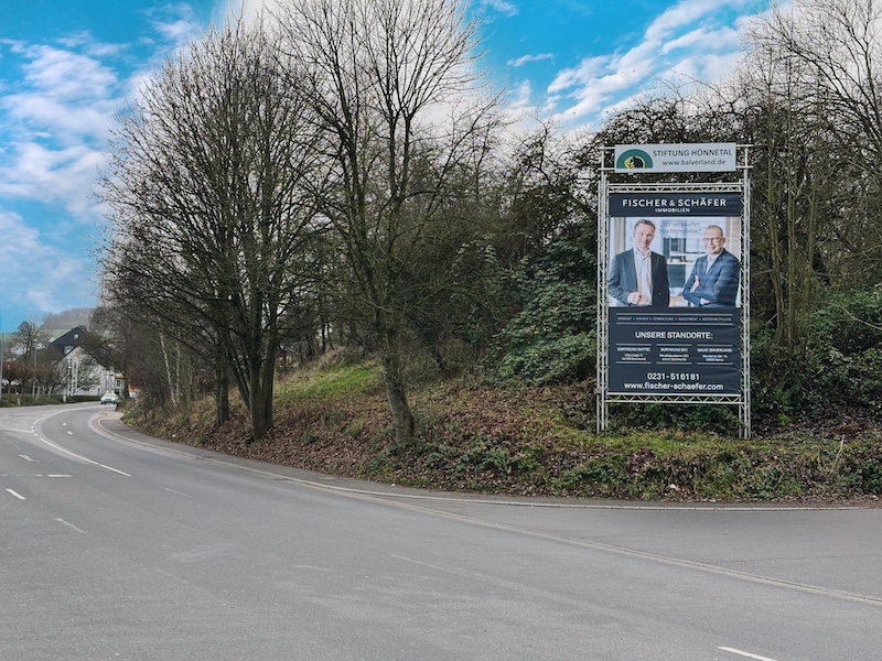 Fischer & Schäfer Immobilien präsentiert sich auf Werbelifter in Balve